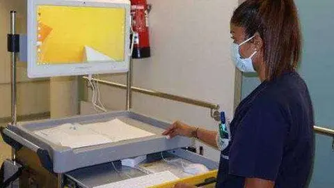 Una enfermera trabaja con uno de los nuevos carros de medicaci&oacute;n (CEDIDA)
