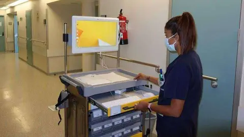 Una enfermera trabaja con uno de los nuevos carros de medicaci&oacute;n (CEDIDA)