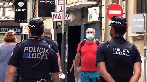 Dos agentes de la Polic&iacute;a Local patrullan por la calle Real (C.A.)