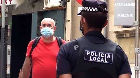 Dos agentes de la Polic&iacute;a Local patrullan por la calle Real (C.A.)