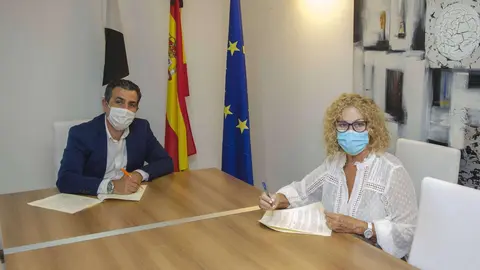 Rontom&eacute; y Morales, en el acto de la firma del convenio de colaboraci&oacute;n (CEDIDA) VIRGEN DE &Aacute;FRICA