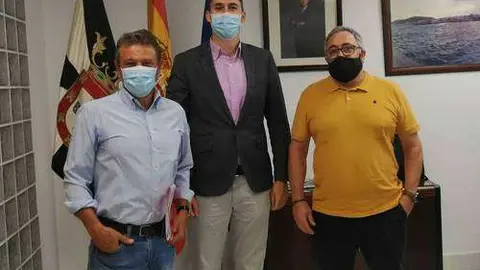 Los sindicalistas de CCOO, tras la reuni&oacute;n con el director provincial del SEPE (CEDIDA) MEDINA SIM&Oacute;N POSTIGO