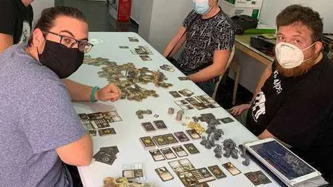 Miembros de la asociaci&oacute;n "El Solitario" disputan una partida (CEDIDA)