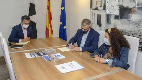 Un momento del acto de firma del convenio (CEDIDA) RONTOM&Eacute; TERTULIA FLAMENCA
