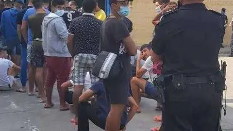 Polic&iacute;as custodian el acceso al interior de la nave (POLIC&Iacute;A NACIONAL)