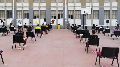 Estudiantes, en el patio del instituto Almina (FACEBOOK)