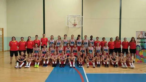 Elena Lahoz y todas las integrantes de
la selecci&oacute;n U12 espa&ntilde;ola femenina,