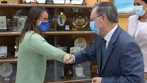 Contreras y Vivas se saludan al inicio de la recepci&oacute;n (CEDIDA)