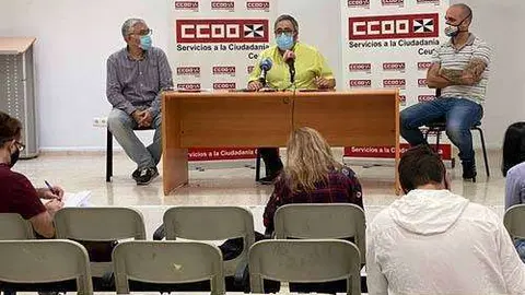El sindicalista Emilio Postigo, en el centro, durante la rueda de prensa ofrecida hoy por CCOO (C.A.)