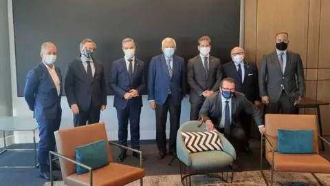 Los participantes en la reuni&oacute;n posan tras el encuentro (CEDIDA)