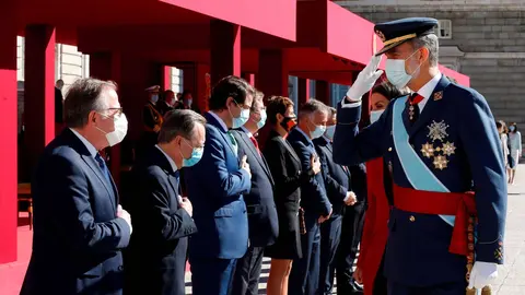 Vivas saluda al Rey en el acto de la Fiesta Nacional (2020)