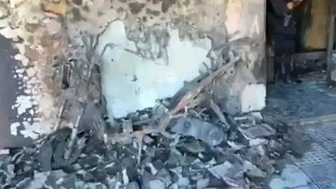 Estado en el que quedaron los bajos del edificio tras el incendio (C.A./ARCHIVO) JUAN CARLOS I EN AGOSTO 2020