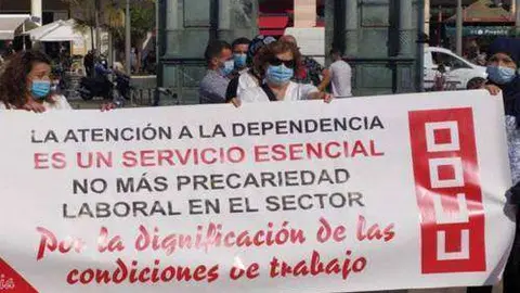 Un momento de la concentraci&oacute;n celebrada esta ma&ntilde;ana en la Plaza de los Reyes (C.A.) ATENCI&Oacute;N A LA DEPENDENCIA