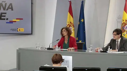 La portavoz del Gobierno, Mar&iacute;a Jes&uacute;s Montero, y el ministro de Sanidad, Salvador Illa, durante la rueda de prensa posterior al Consejo (MONCLOA)