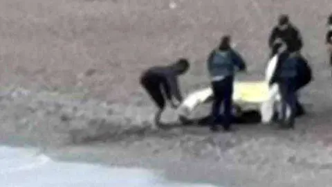 Agentes, junto al cad&aacute;ver aparecido en la playa (C.A.)