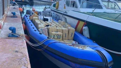 La lancha con la droga, custodiada por la Guardia Civil en el puerto (C.A.)