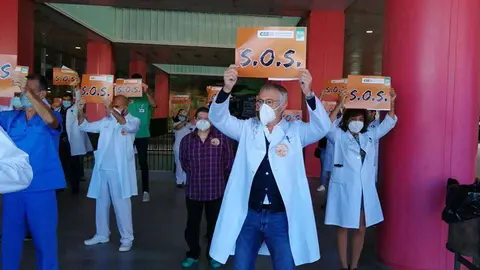 M&eacute;dicos concentrados hoy ante las puertas del Hospital Universitario (C.A.)