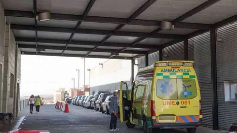 Una unidad m&oacute;vil del 061, estacionada ante el servicio de Urgencias del Hospital (CEDIDA)