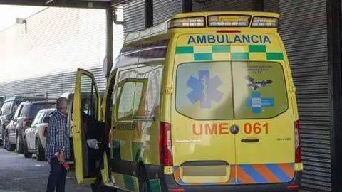 Una unidad m&oacute;vil del 061, estacionada ante el servicio de Urgencias del Hospital (CEDIDA)