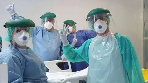 Personal sanitario en la UCI del Hospital Universitario (INGESA)