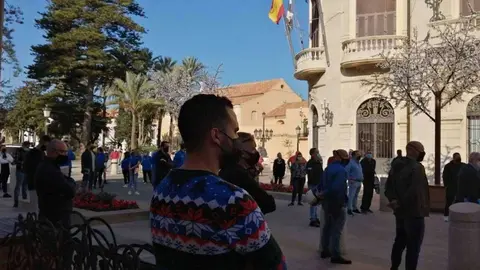 Los hosteleros, concentrados ante las puertas del Ayuntamiento (C.A./ARCHIVO)