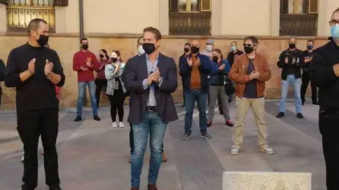 Un momento de la concentraci&oacute;n protagonizada por los empresarios esta ma&ntilde;ana ante las puertas del Ayuntamiento (C.A.)