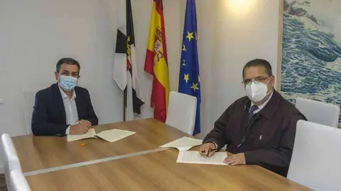 El consejero Carlos Rontom&eacute;  y Carlos Romero durante el acto de firma del convenio (CEDIDA)