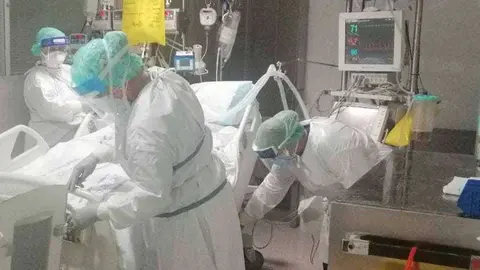 Sanitarios en la UCI del Hospital Universitario (INGESA)
