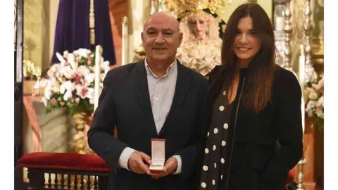 Pe&ntilde;a, fotografiado exhibiendo la distinci&oacute;n recibida (FACEBOOK)