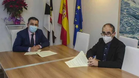 El consejero Rontom&eacute; y Hamido Mohamed durante el acto de la firma del convenio (CEDIDA)