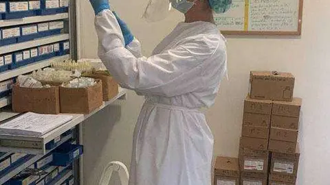 Una sanitaria, en el Hospital Universitario (INGESA)