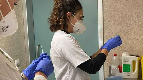 Personal sanitario trabaja con las vacunas reci&eacute;n recibidas (INGESA)