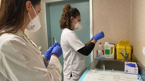 Personal sanitario trabaja con las vacunas reci&eacute;n recibidas (INGESA)
