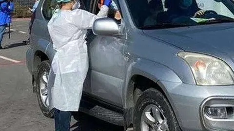 El ocupante de un veh&iacute;culo se somete a un test de ant&iacute;genos en Loma Colmenar (C.A./ARCHIVO)
