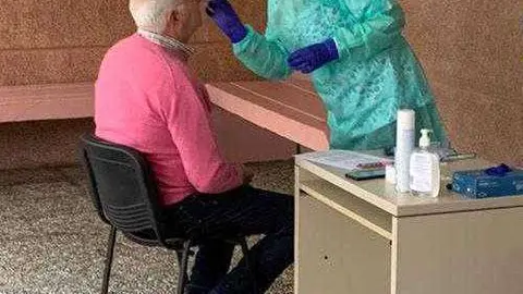 Un docente se somete a la prueba del test de ant&iacute;genos (CEDIDA)