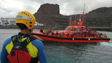 Los rescatados del ferri de Fred Olson, a bordo de una embarcaci&oacute;n de Salvamento Mar&iacute;timo (TWITTER)