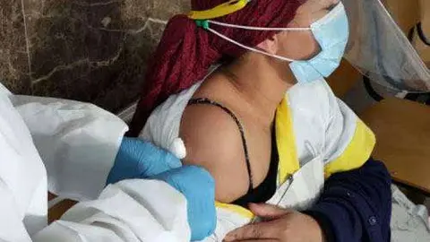 Una mujer recibe la vacuna contra el covid el pasado 27 de diciembre (CEDIDA)