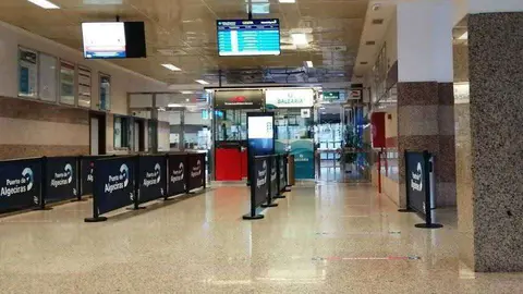 Acceso al embarque hacia Ceuta en la estaci&oacute;n mar&iacute;tima de Algeciras (C.A.)