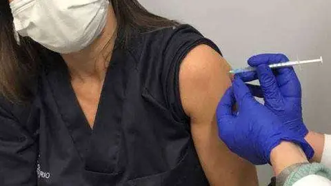 Una sanitaria recibe la segunda dosis de la vacuna (INGESA)