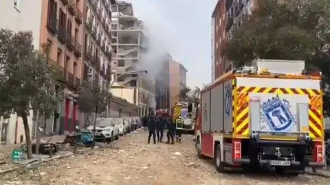 Aspecto que presentaba la calle donde se halla el edificio en el que se ha producido la explosi&oacute;n