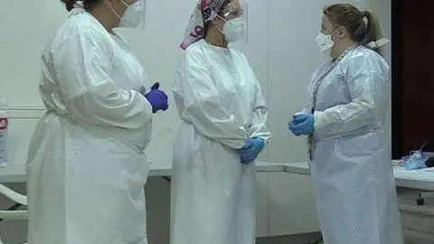 Enfermeras, en el punto de vacunaci&oacute;n instalado en el Ayuntamiento (C.A.)