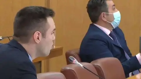 Verdejo (izquierda) y Rontom&eacute;, hoy en el pleno de la Asamblea (C.A.)