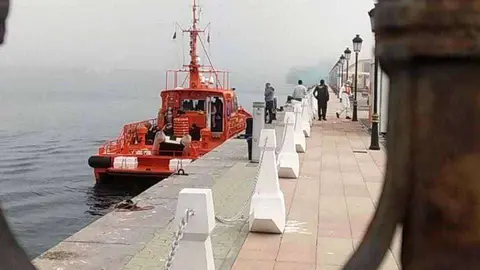La Salvamar Atria, a su llegada a puerto con los migrantes rescatados (C.A.)