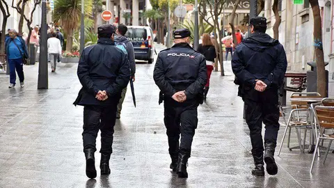 Polic&iacute;as nacionales patrullan por el centro de la ciudad (C.A./ARCHIVO)