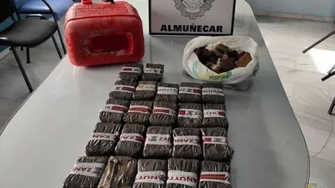 unos-ninos-que-jugaban-en-la-playa-encuentran-17-kilos-de-hachis-en-un-bidon
