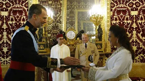 graf4376-madrid-espana-06-06-2018-el-rey-felipe-vi-recibe-la-carta-credencial-de-la-embajadora-del-del-reino-de-marruecos-karima-benyaich-esta-manana-en-el-palacio-real-en-madrid-efe-j-p-gandul
