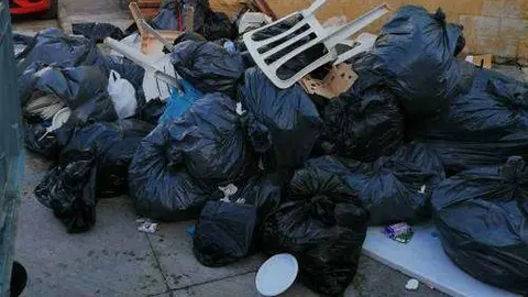 Residuos acumulados junto a la nave de El Tarajal donde permanecen aisladas personas contagiadas (CEDIDA) COVID