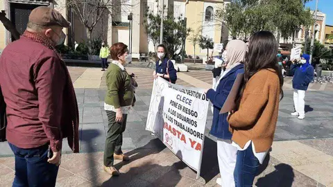 Mateos conversa con las trabajadoras que han participado hoy en la concentraci&oacute;n de la Plaza de los Reyes (CEDIDA) CLECE AYUDA A DOMICILIO