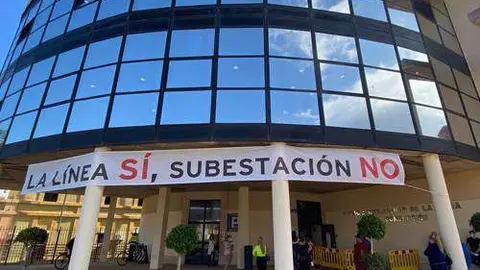 Pancarta desplegada sobre la fachada del Ayuntamiento linense CABLE SUBESTACI&Oacute;N