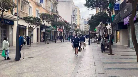 Viandantes en el Paseo del Revell&iacute;n (C.A.) CALLE